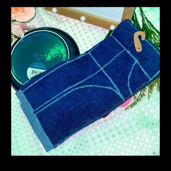 Place & Time Summer Reactive Appetizer Plate - Colt Blue
And Hand Towl - Picture 3 of 4